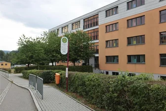 Als Lehre aus der Schlägerei vor der Neubauerschule: Kirchberg setzt verstärkt auf Prävention - Im Bereich der Bushaltestelle vor der Kirchberger Neubauerschule, wo sich der Vorfall ereignete, wird zu Schulzeiten künftig häufiger Streife gefahren.