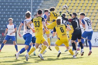Als „Mannschaftsabend“ getarnt: Wie der VFC Plauen Spitzenreiter SC Freital ausspionierte - Im bisher einzigen Heim-Punktspiel des Jahres gegen Krieschow erzielte Gabriel Michalek (Nummer 12) mit diesem Kopfball das 1:0-Siegtor für Plauen.