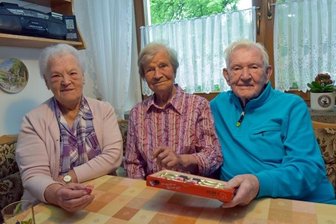 Als mit der kleinen Schiefertafel Schreiben gelernt wurde - Zu den ältesten Einwohnern von Gahlenz zählen Gretel Hunger (l.), Ruth Schauer und Roland Scharf. 