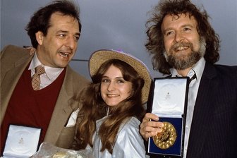 Als Nicole mit "Ein bisschen Frieden" gewann - Sängerin Nicole wird nach ihrer Rückkehr aus Harrogate von Produzent Ralph Siegel (links) und Texter Bernd Meinunger begrüßt.