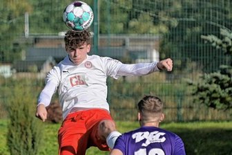 "Als ob einer plötzlich den Stecker zieht" - Der FC Lößnitz - im Bild Paul Tittmann beim Kopfball - trennte sich zuhause vom VfL Pirna-Copitz mit 1:1. 