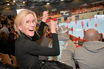 Als Premierengast beim Rekordspiel in Zwickau: Handballbesucher erzählen von ihrem ersten Mal - Auf Heimatbesuch in Zwickau: Nadine Metz, die in Mannheim lebt, durfte nur in den Anfangsminuten jubeln. Der BSV gab die 2:0-Führung rasch aus der Hand.