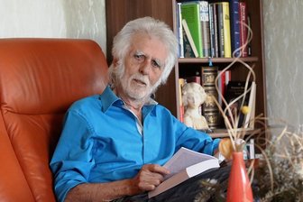 Als Sänger um die halbe Welt getourt - Gerhard Neef bei der Lektüre eines guten Buches zu Hause in Stenn. 