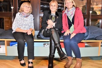 Als sich im Glashaus tausende Schicksale entschieden - Erika Rosenberg aus Buenos Aires hat in der Vogtländischen Buchhandlungen Forschungen rund um den Schweizer Diplomaten Carl Lutz vorgestellt. Er und seine Helfer retteten 63.000 ungarische Juden vor der Deportation. Im Bild: Erika Rosenberg (Mitte) mit Kristina Lingel (rechts), Lehrerin an der Oberschule Netzschkau, wo Erika Rosenberg demnächst wieder zu Gast sein wird, sowie Besucherin Roselinde Hampel. 