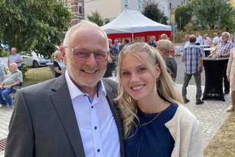 Als sie geboren wurde, fing seine Amtszeit an: Rührender Abschied einer Lengenfelder Legende - Lengenfelds scheidender Bürgermeister Volker Bachmann und Bauamtsmitarbeiterin Marlen Petzold - als er anfing, wurde sie geboren.