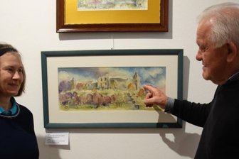 Als Tausendsassa die Heimat gemalt und gebaut - Ulrich Leipoldt, viele Jahre beruflicher Weggefährte von Udo Müller, hat sich in der neuen Ausstellung des Neuberin-Museums umgeschaut. Dabei plauderte er mit Museumsleiterin Martina Bundszus auch über die Entwicklung von Bauten auf den Bildern, wie hier das ehemalige Plauener Schloss, auf dessen Gelände sich heute die Studienakademie befindet. 