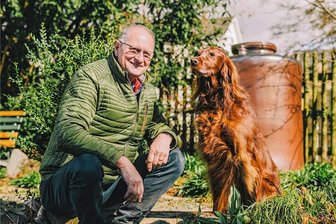 Als Thomas Lauers Herz verrückt spielte: Vogtländer kurz vorm Infarkt - Thomas Lauer und Hündin Greta genießen die Frühlingssonne. Als das Herz des Vogtländers schwächelte, war der elfjährige Irish Setter treu an der Seite des früheren Unternehmers.