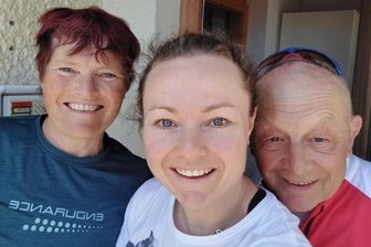 Als Trauzeugin einer Olympiasiegerin: Ex-Skilangläuferin aus Sayda träumt wieder von den Spielen - Im Mai wurde Anne Winkler (M.) von ihren Eltern besucht, die mit dem Fahrrad aus Sayda ins Allgäu kamen.