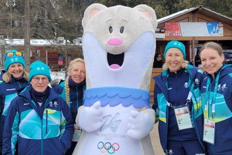 Als Volunteer bei Olympia: So hilft eine Erzgebirgerin bei den Winterspielen in Italien - Auch das Maskottchen der Olympischen Spiele hat Manuela Kruppa (3. von links) natürlich schon getroffen.