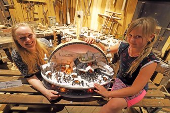 Als wäre heut schon Weihnachten: Schwibbögen verzaubern Schachthaus in Halsbrücke - Jenny Mattheß (l.) und Emma mit dem Freiberger Schwibbogen zur Ausstellung im Schachthaus Halsbrücke.
