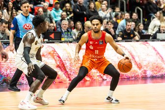 „Als wären es 15.000“: Riesenlob für die Fans von Ex-NBA-Spieler Jacob Gilyard nach seinem Debüt für die Niners Chemnitz - Gab am Samstag gegen Braunschweig ein starkes aber kurzes Debüt für die Niners Chemnitz: Jacob Gilyard.