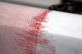„Als wenn ein Hammer gegen die Hauswand schlägt“: Stärkstes Erdbeben seit 2018 im Vogtland - Ein Seismograph. Am Neujahrstag 2026 zeigte dieser für das Vogtland die Stärke 3,3 an (Symbolbild).