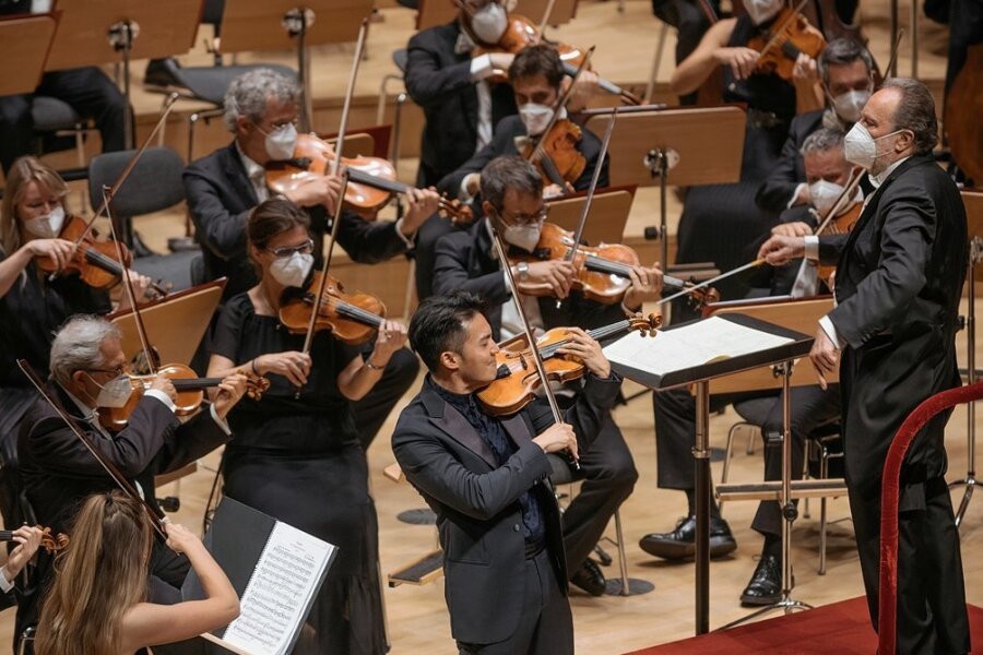 Als wenn es gar nichts wär - In Norditalien begegnet man der Pandemie weiter mit Respekt: Die Mitglieder der Filarmonica della Scala aus Mailand unter Chefdirigent Riccardo Chailly spielten, sofern nicht zu den Bläsern gehörig, bei den Dresdner Musikfestspielen im Kulturpalast mit Maske. Links neben Chailly Geiger Ray Chen, der einen brillanten Mendelssohn ablieferte. 