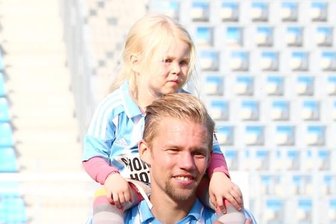 Als "Zebra" ärgerte er den CFC - Nach dem 3:0-Sieg gegen den VfL Osnabrück feierte Dennis Grote mit Tochter Lia auf den Schultern. Lia ist die große Schwester von Nela, die vor sechs Wochen, am 16. August, das Licht der Welt erblickte.