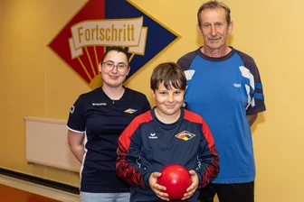 Als Zehnjähriger zur Deutschen Meisterschaft: Mittweidaer Kegeltalent hofft auf den großen Wurf - Fiona Karl, Jaden Bergner und André Giller (v. l.) haben sich für die Deutschen Meisterschaften im Kegeln in diesem Monat qualifiziert.