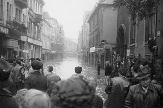Als Zwickau unter Wasser stand: Das Jahrhundert-Hochwasser vom Juli 1954 - Leser erinnern sich - 10. Juli 1954: Fassungslos blicken die Passanten auf die überschwemmten Straßen im Zwickauer Stadtzentrum.