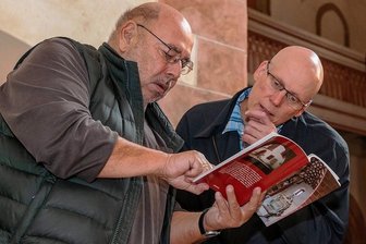 Alt-Dombaumeister berichtet Neues zu Rochsburger Schlosskapelle - Günter Donath (l.) zusammen mit Schlosschef Andreas Quermann in der Kapelle.