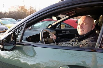 „Alt ist man, wenn man nicht mehr dazulernen möchte“: 83-jähriger Zwickauer macht Altersgenossen fürs Autofahren fit - Christian Coch (83) fährt nicht nur gern und viel Auto, als Verkehrsmoderator bildet der Zwickauer auch andere Kraftfahrer weiter.