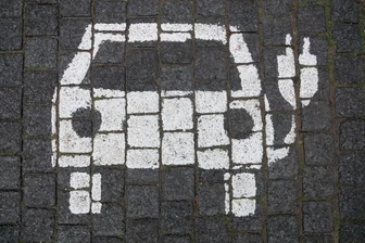 Alt statt Akku: Warum ich als überzeugter E-Auto-Fan immer noch kein E-Auto fahre - Das mit dem Stecker passt noch nicht so recht in die Welt.