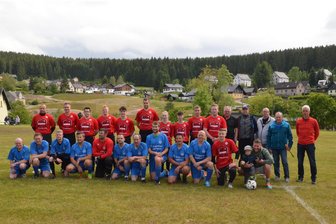 Alt und Jung spielen in Carlsfeld den Dorfmeister aus - Jung gegen Alt, Rot gegen Blau: Am Freitagabend wurde in Carlsfeld die Dorfmeisterschaft zwischen den Alten Herren des SVC und dem Jugendclub ausgetragen.