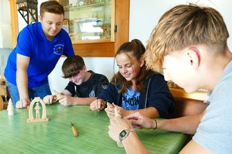 Alt wie ein Rentner - und doch ewig jung: Borstendorfer Kinderschnitzgruppe feiert 70-jähriges Bestehen - Mit seinen 21 Jahren gehört Maximillian Klinger bereits zu den Leitern der Kinderschnitzgruppe und gibt Schützlingen wie Arne Fasel, Ella Uhlig und Louis Aurich (von links) wichtige Tipps.