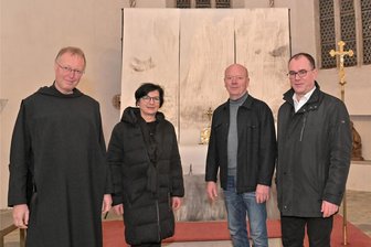 Altar der St.-Marien-Kirche in Stollberg ist kunstvoll verhüllt - Vorm verhüllten Alter (v.l.): Pater Raphael Bahrs, Künstlerin Katja Lang, Gunter Weißbach als Vertreter der Kommune und Propst Benno Schäffel vom Team Kulturkirche 2025.