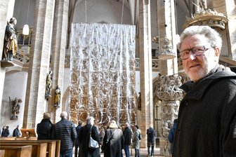 Altar im Freiberger Dom wird am Aschermittwoch verhüllt - Künstler Michael Morgner 2023 vor dem erstmals verhüllten Altar im Dom St. Marien in Freiberg.