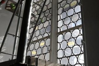 Altar und Kanzel sorgsam verhüllt - Die alten Fenster werden aufgearbeitet, neue sind davor geblendet.
