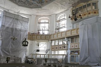 Altar und Kanzel sorgsam verhüllt - Weil das Bohren für die neuen Anker im Mauerwerk nur trocken erfolgen kann, wurden Altar, Kanzel und die Orgel mit einem atmungsaktiven Vlies verhüllt, um den Staub abzuhalten.