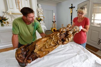 Altarfigur kehrt nach 160 Jahren nach Wernsdorf zurück - Hausmeister Carsten Köhler und Restauratorin Susanne Mayer packen die Figur "Maria mit Kind auf der Mondsichel" aus. Sie wurde aus dem Stadt- und Bergbaumuseum Freiberg nach Wernsdorf gebracht.