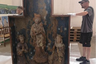 Altarfiguren aus Ebersdorf kommen auf der Albrechtsburg Meißen groß raus - Der Schrein aus der Stiftskirche Ebersdorf. Die Figuren zeigen den ersten Wettinischen Kurfürsten Friedrich den Streitbaren und seine Frau Katharina, in der Mitte Maria mit Jesus. Am Dienstag wurde er von der Wand genommen und für konservatorische Arbeiten nach Dresden gebracht. Von dort geht es später nach Meißen.