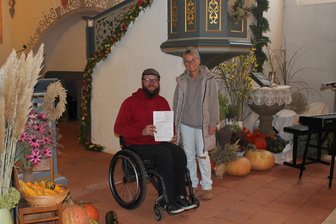 Altarraum wird zur Bühne: Wie die Zukunftsregion Zwickau eine Dorfkirche barrierefrei macht - Martin Mayer und Mirjam Langer von der Kirchgemeinde Zschocken mit dem Förderbescheid.