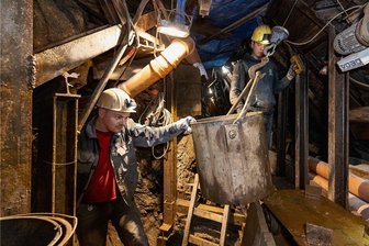 Altbergbau: Erhebliche Gefahr in Annaberger Innenstadt entdeckt - Ein Blick in den Untergrund von Annaberg. Mitarbeiter der Bergsicherung Schneeberg wie Felix Friedrich (r.) und Thomas Pollex erkunden und beräumen bislang unbekannte Anlagen des Altbergbaus.