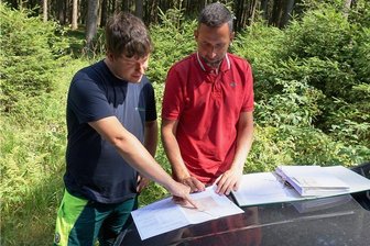 Altbergbau: Wo die Wismut im ehemaligen Bergbaugebiet in Schneckenstein und Mühlleithen saniert - Dirk Nötzold (rechts) von der Wismut GmbH und Marian Pärsch von Ingenieur-Büro Geos. 