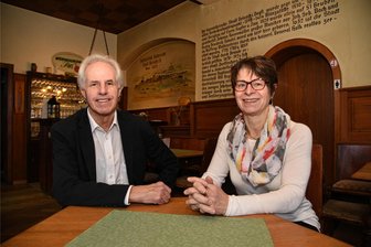 Altdeutsche Bierstube in Oelsnitz: Schluss nach 132 Jahren - Dieses Bild wird es nicht mehr geben: Werner und Sabine Höhle im historischen Gastraum der Altdeutschen Bierstube. Gaststätte und Hotel sind nach 132 Jahren in durchgehendem Familienbesitz geschlossen.