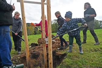 Alte Apfelsorten beleben Nachbarschaft in Gahlenz neu - Tatkräftige kleine Helfer: Justus und andere Kita- und Hort-Kinder sind eifrig bei der Pflanzaktion dabei.