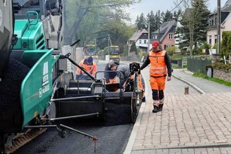 Alte Auerbacher Straße in Ellefeld: Am 2. Juni erfolgt die Freigabe - Auf der Alte Auerbacher Straße wurde jetzt die Schwarzdecke bis Zufahrt Flugplatz/Zeppelinstraße aufgetragen.