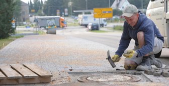 Alte B 95 ab Montag wieder passierbar - 
              <p class="artikelinhalt">Georg Biermann vom Landschaftsbau Team hat die letzten Arbeiten am Gehwegbau an der ehemaligen B 95 ausgeführt.</p>
            