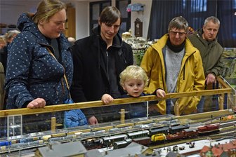 Alte Baumwolle Flöha: Bahnhof Wasserbau wird zum Verkehrsknotenpunkt - Modellbahnschau der Hobbyeisenbahner des ABC-Vereins in der Alten Baumwolle in Flöha: Der dreijährige Knirps Rafael aus Niederwiesa gehörte an der Seite von Eltern und Großeltern zu den fachmännisch interessierten Zuschauern.