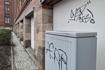 Alte Baumwolle in Flöha: Jetzt kommt die Videoüberwachung - Mit Graffiti-Schmierereien haben sich Fußballfans an der Fassade des Rewe-Marktes in Flöha verewigt.