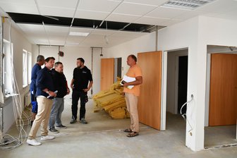 Alte Böden raus, neue Kabel rein – Modernisierung in der Bismarckstraße in Rochlitz - Bei der Bauberatung: Investor Thomas Krumbholz (vorne links) und Planer Mario Frommhold (r.).