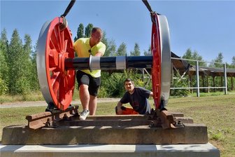 Alte Dampflokachse erinnert an früheren Limbacher Bahnhof - Marvin Müller (links) und Michael Resch am Freitag bei der Anlieferung der alten Dampflokachse am früheren Limbacher Bahnhof.