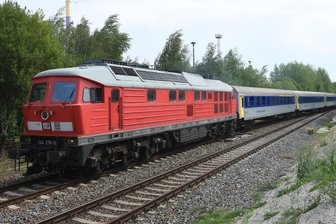 Ein Bild beinahe wie zu DDR-Zeiten, aufgenommen am Donnerstagmittag: Ein Regionalexpress nach Leipzig bei der Ausfahrt am Haltepunkt Chemnitz-Küchwald.