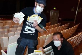 Alte Eintrittskarten entdeckt - Hartmuth Gottschling (l.) und Maik Sorms präsentieren die entdeckten Theaterkarten.