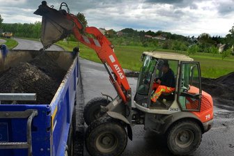 Alte Fahrbahn ist schon weg - Die Staatsstraße 201 ist für zwei Wochen voll gesperrt.