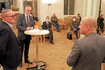 Alte Feindschaft lebt auch heute noch - Michael Steeger, Vorsitzendes des Kirchenvorstandes der Domgemeinde (2. v. l.), moderierte das Kreuzganggespräch zwischen Uwe Dziuballa (l.) und Thomas Feist.