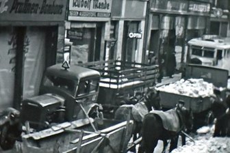 Alte Filme lassen das Annaberg der 1930er und 1940er aufleben - Ein Blick in eine Winterszene des Films zum Verkehrsgeschehen 1940 in der Buchholzer Straße. Eis und Schnee behindern den Verkehrsfluss, führen zum Stau von Pferdefuhrwerk und Lastkraftwagen.