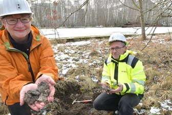 Alte Halde in Freiberg wird nachgewaschen - Das Haldengelände am ehemaligen Davidschacht. Jana Pinka und Frank Haubrich am Stellplatz der künftigen Arbeitscontainer für Aufbereitungstechnik. Auf der Flotationshalde werden Aufbereitungsrückstände wie Zinkblende, Pyrit und Arsenkies aus aufgemahlenen Gneis gewonnen.