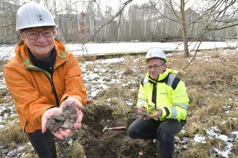 Alte Halde wird nachgewaschen - Jana Pinka und Frank Haubrich von der Firma Geos untersuchen die Halde am Davidschacht. Das Material soll hier künftig in einem Arbeitscontainer aufbereitet werden, um Zink und Indium zu gewinnen. 