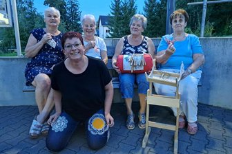 Alte Handwerkskunst begeistert Leubsdorfer Frauen - Die Leubsdorfer Klöppelfrauen Gisela Oehme, Katja Schmitz, Bärbel Knausß, Margot Schubert und Anne Pästel (v. l.) haben ein gemeinsames Hobby.